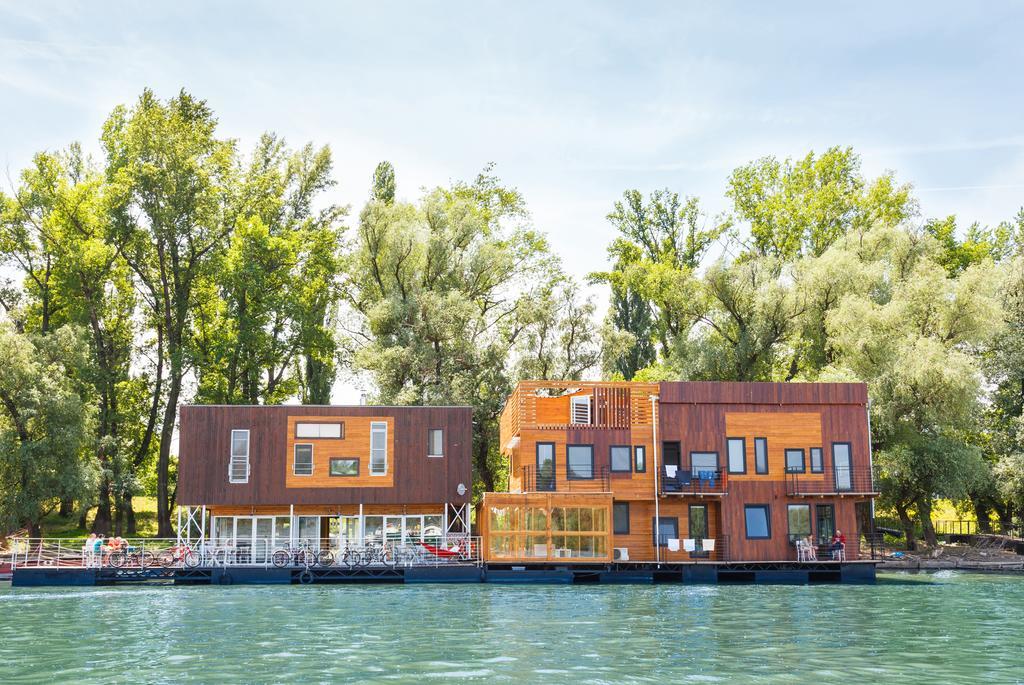 Hostel Arkabarka Floating *