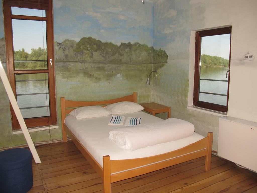 Arkabarka Floating Hostel *